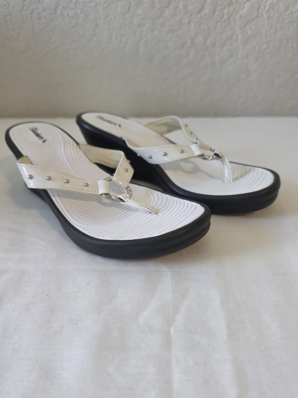 Skechers Size 9 White Women's Wedge Thong Sandals with Stud Detail